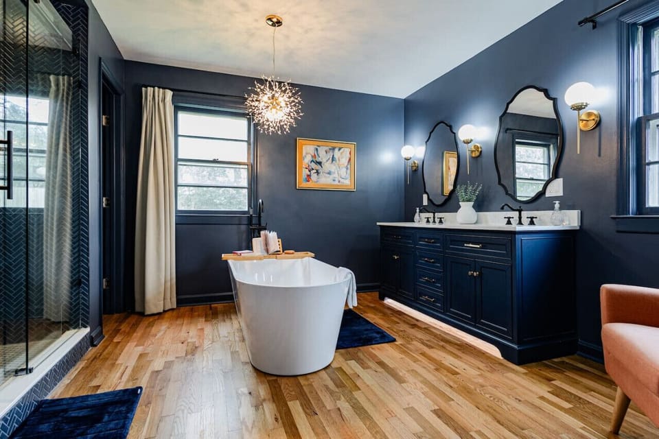 Golf Retreat and Relaxation: Our Master Bathroom Boasts a Spacious Garden Tub and Walk-In Shower – Where Luxe Living Meets Tee Time Tranquility! 🛀🚿⛳