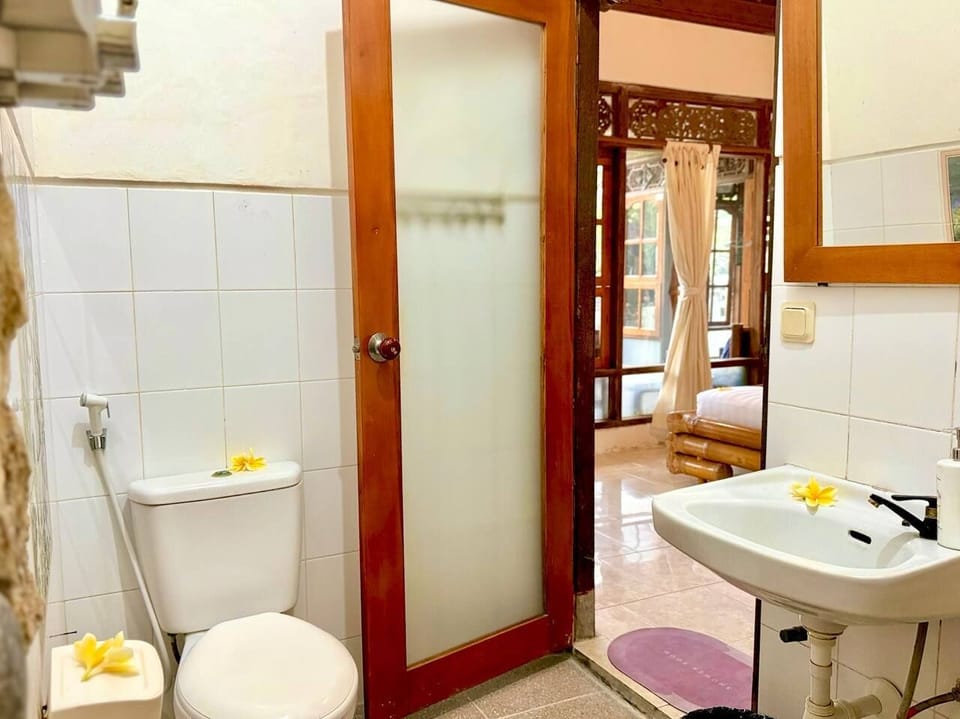 Deluxe Double Room, Non Smoking, Garden View | Bathroom | Free toiletries, hair dryer, bathrobes, slippers