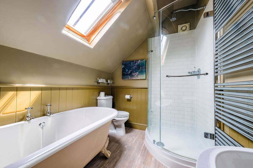 Shower, free toiletries, hair dryer, towels