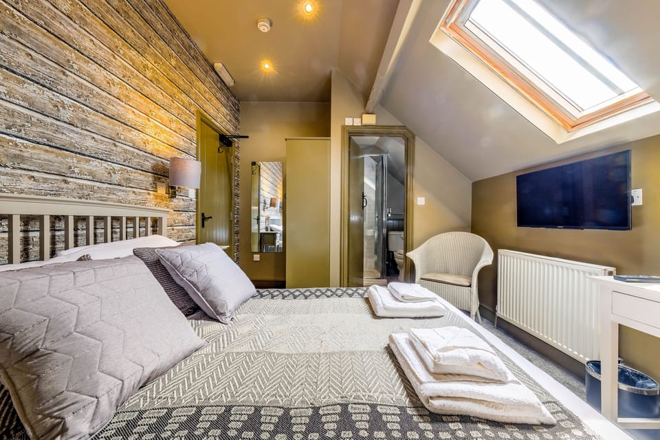 Basic Room | Hypo-allergenic bedding available, desk, iron/ironing board (on request)