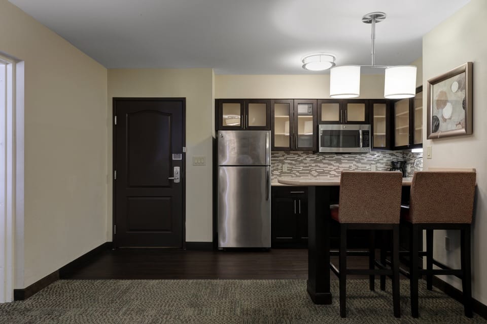 Full-size fridge, microwave, stovetop, dishwasher