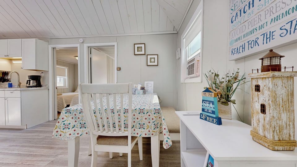 Open concept kitchen/dining area