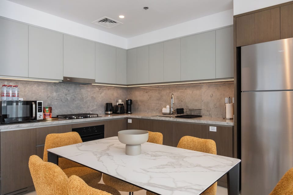 Standard Apartment | Private kitchen | Fridge, microwave, oven, stovetop