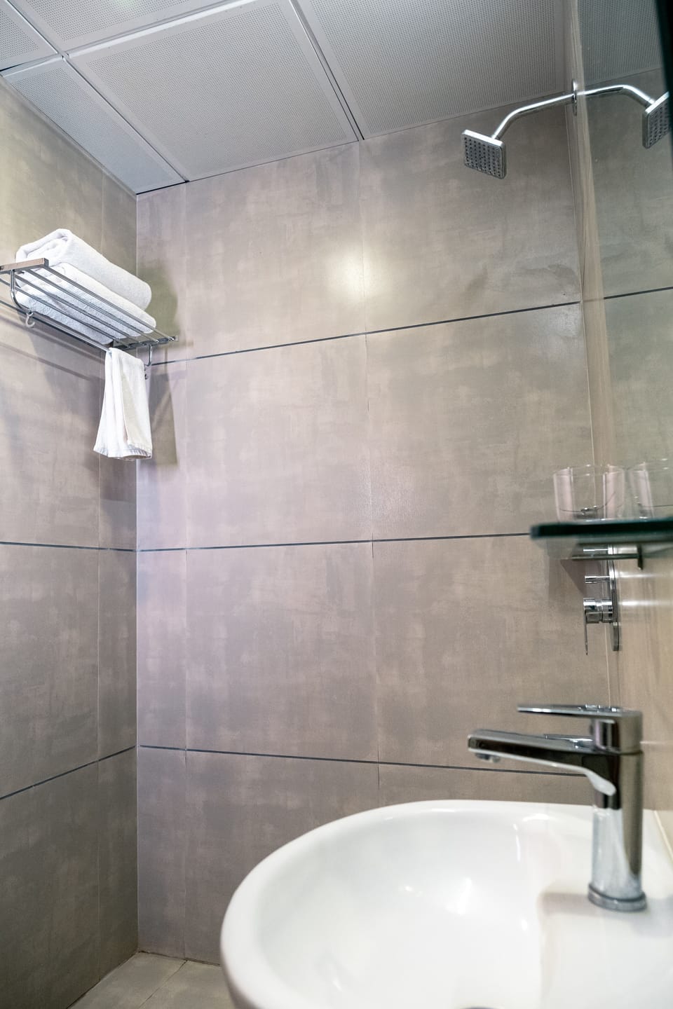 Shower, rainfall showerhead, free toiletries, towels