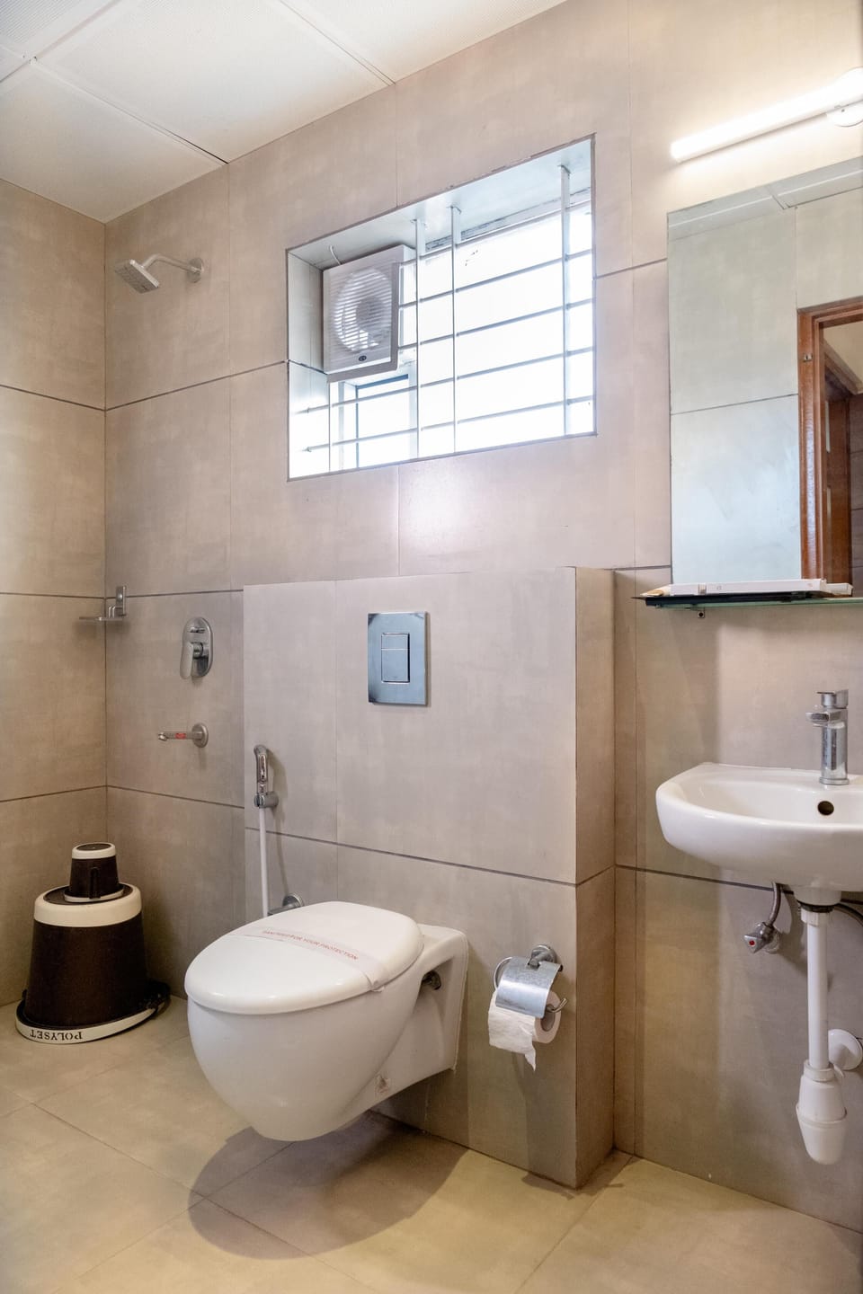 Shower, rainfall showerhead, free toiletries, towels