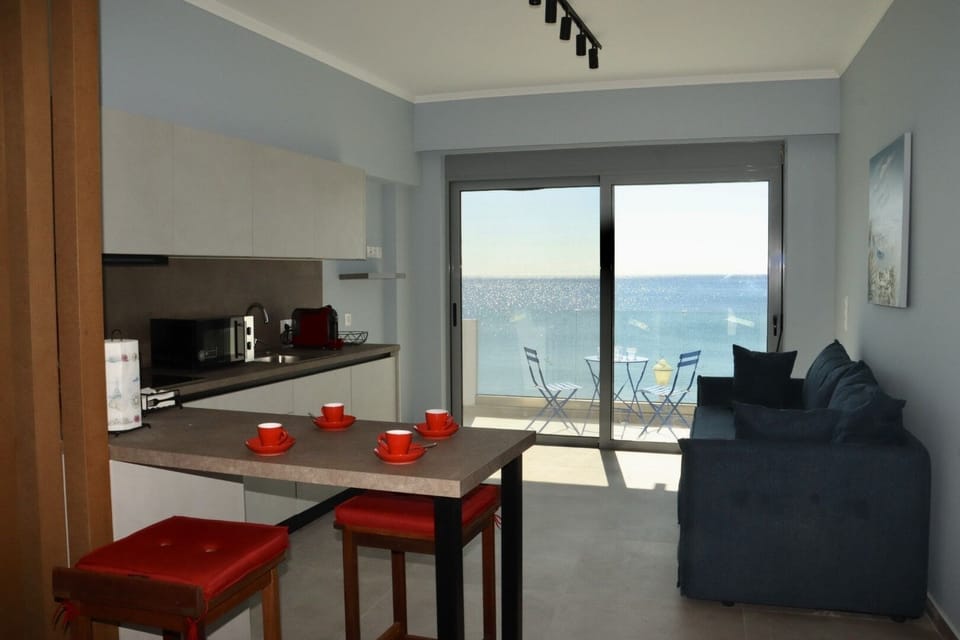 Studio | Private kitchen | Full-size fridge, microwave, oven, electric kettle