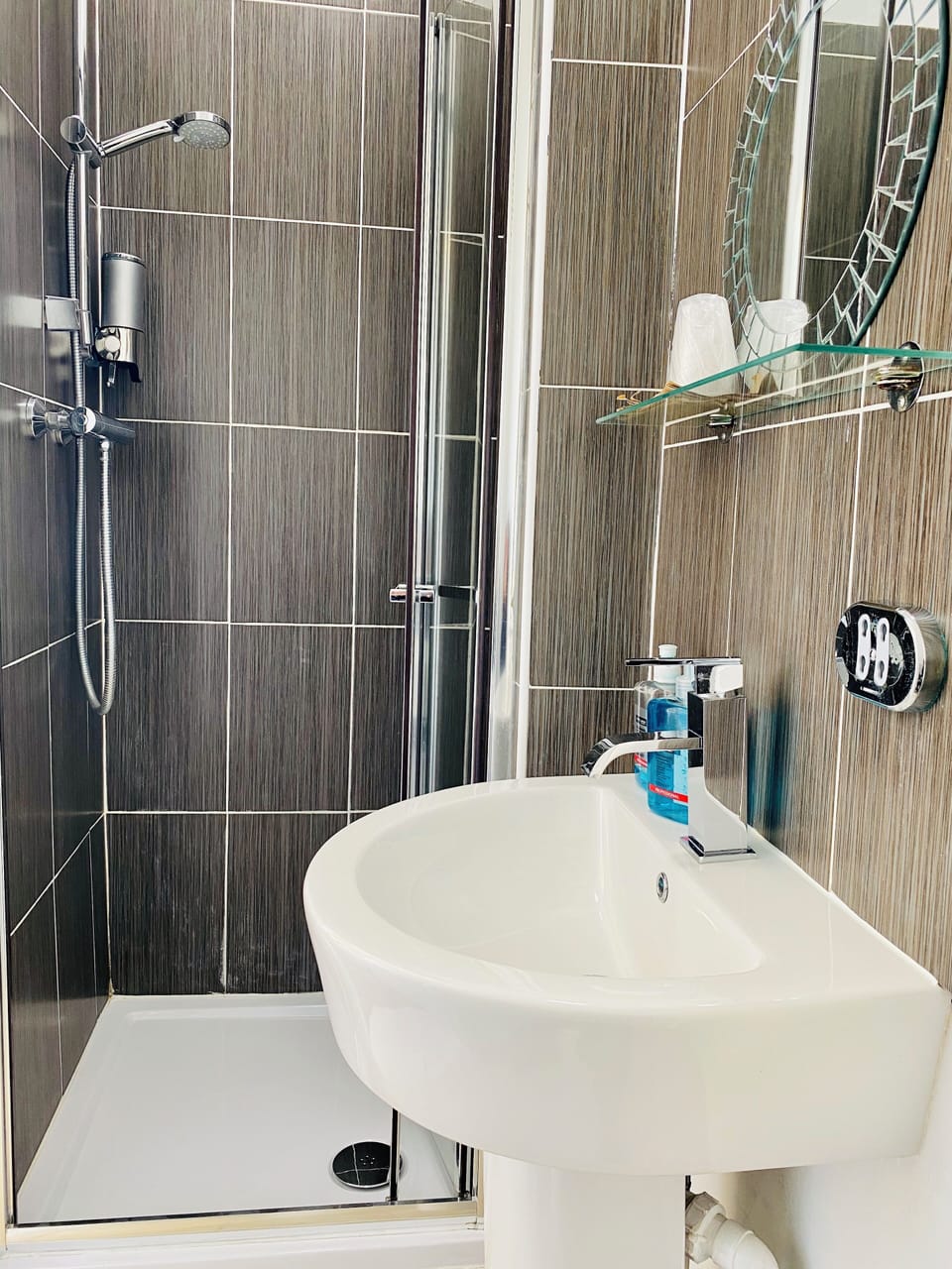 Single Room 301 | Bathroom | Jetted tub, hair dryer, towels, soap