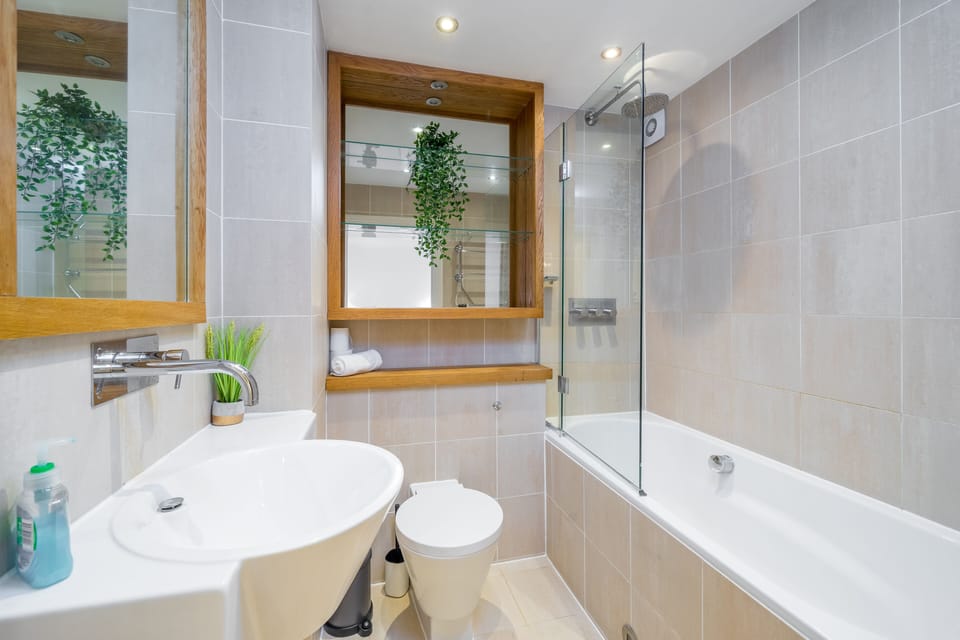 Deluxe 2Bed Duplex Apartment & parking Apartment in London