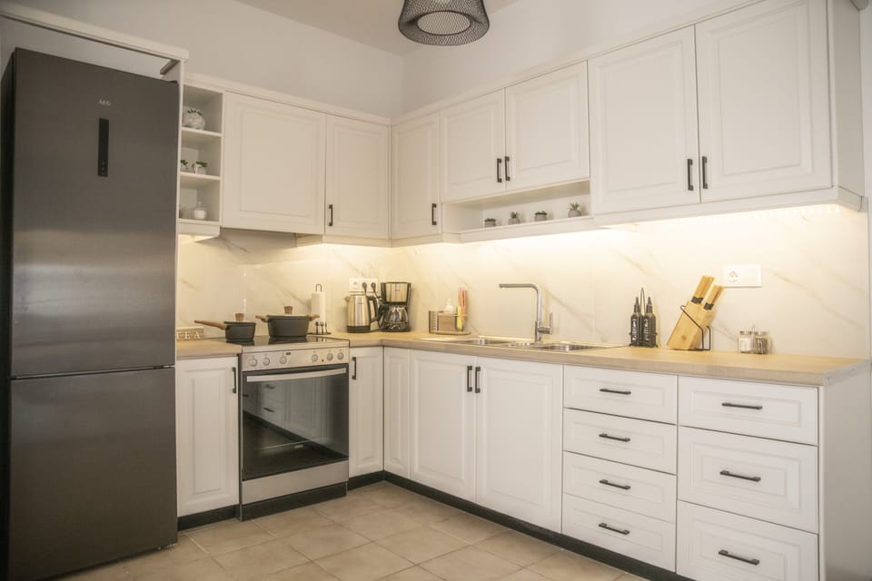 Comfort House, 3 Bedrooms | Private kitchen | Full-size fridge, oven, stovetop, espresso maker