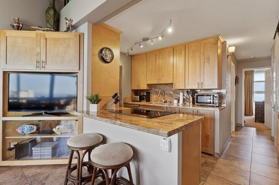 Condo, 2 Bedrooms | Private kitchen | Fridge, oven, stovetop, coffee/tea maker