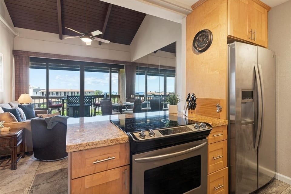 Condo, 2 Bedrooms | Private kitchen | Fridge, oven, stovetop, coffee/tea maker