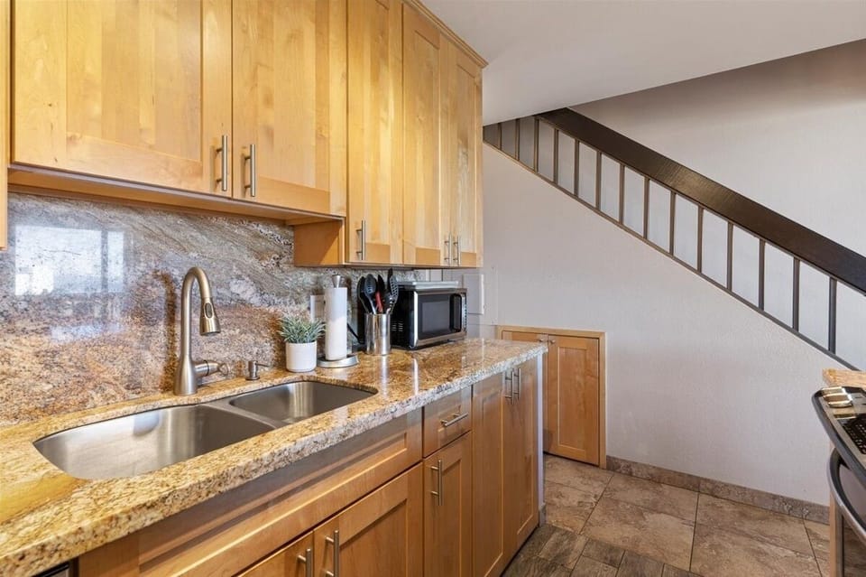 Condo, 2 Bedrooms | Private kitchen | Fridge, oven, stovetop, coffee/tea maker