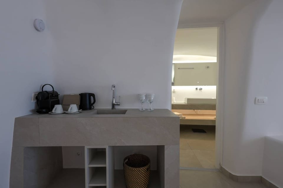 Junior Suite (Caldera View and Indoor Hot tub) | Coffee and/or coffee maker