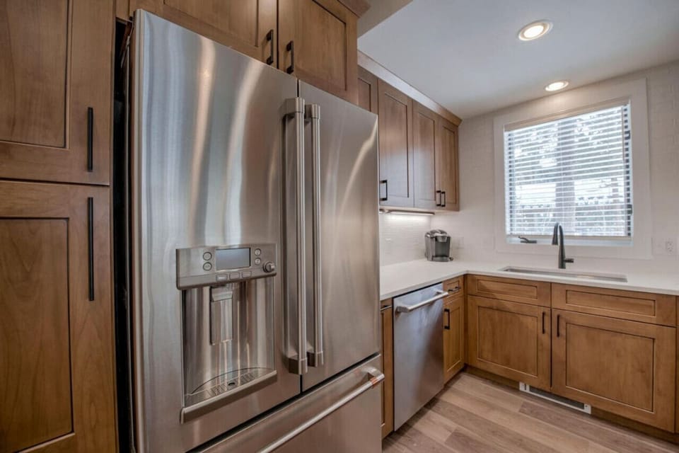 Spacious stainless steel refrigerator/freezer