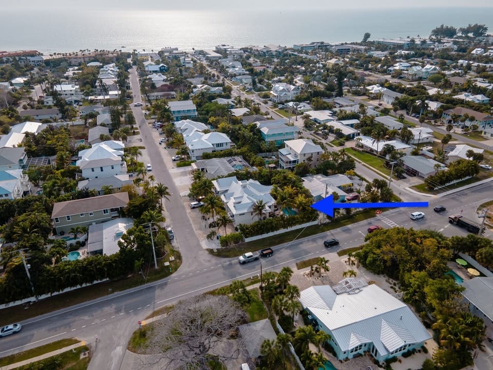No busy streets to pass! That's important! Sailfish Bungalow is a short 5 minute walk to the beach!