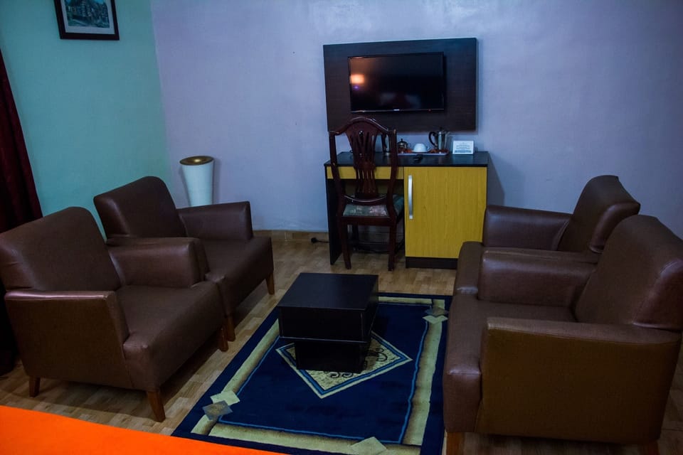 4 bedrooms, premium bedding, in-room safe, desk