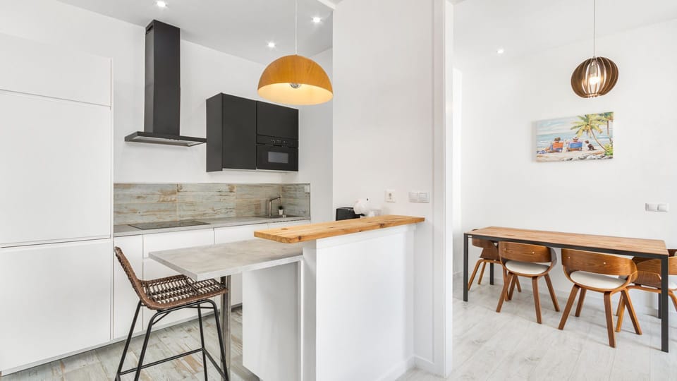 The kitchenette has all the appliances and utensils you'll need for your meals. Furthermore, the apartment also has a spacious dining table.
#kitchennete #diningarea #diningtable #modern #portugal #pt #sintra
