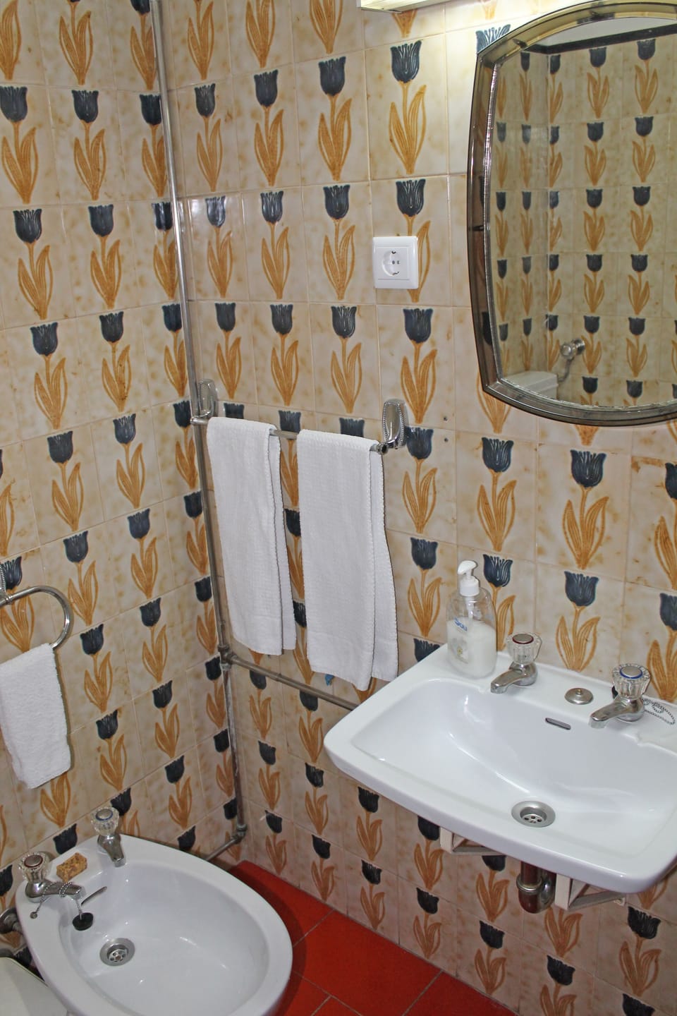 Double Room, Private Bathroom | Bathroom | Shower, free toiletries, hair dryer, towels