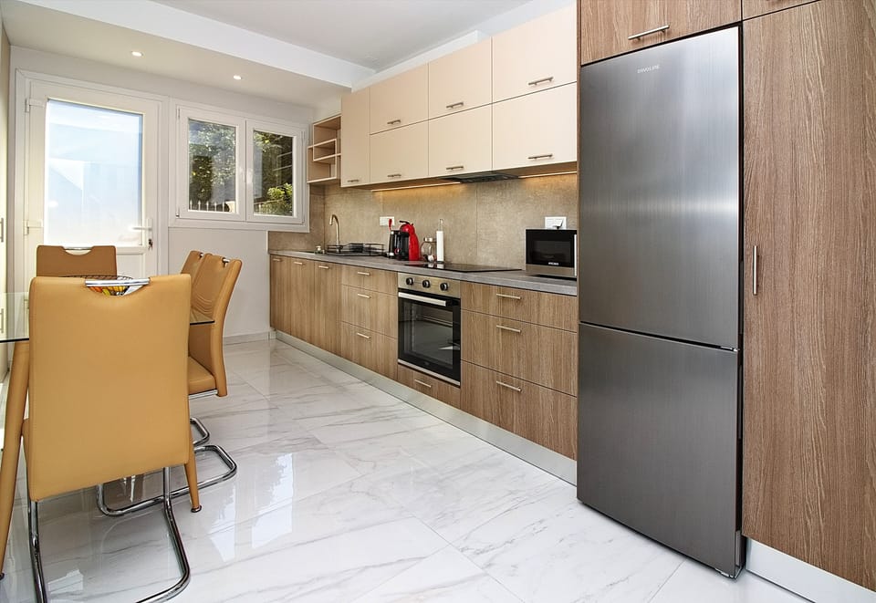 Basic Apartment | Private kitchen | Fridge, oven, stovetop, coffee/tea maker