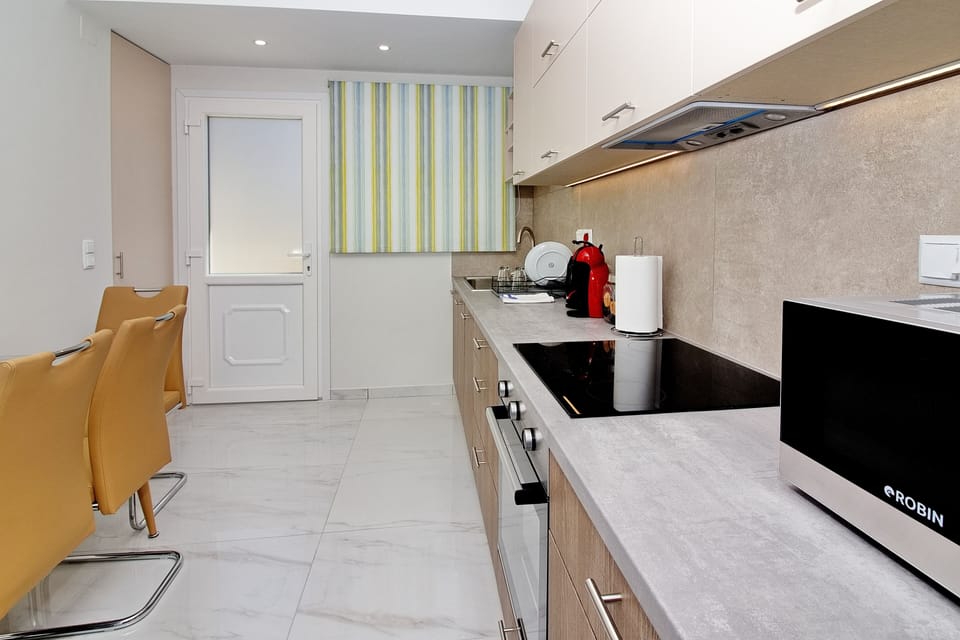 Basic Apartment | Private kitchen | Fridge, oven, stovetop, coffee/tea maker