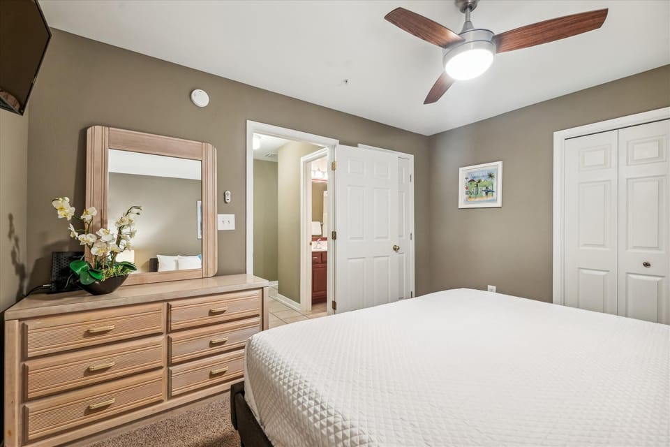 interiors-bedroom-127738031