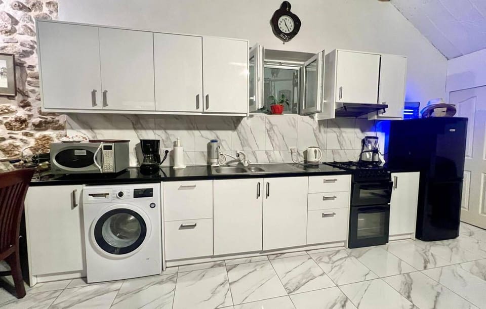 House | Private kitchen | Fridge, oven, stovetop, electric kettle