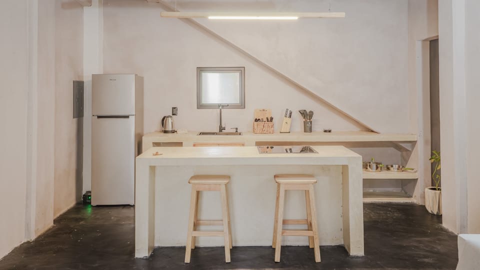 open-concept kitchen and living room at @casa.leah, designed for effortless comfort. With ceiling vents keeping the space perfectly cool, it’s the ideal spot to cook, relax, and connect during your stay.