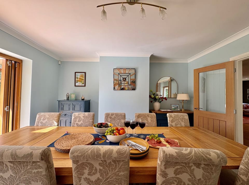 Treetops, Colehill, Wimborne: Comfortable chairs making dining together relaxing