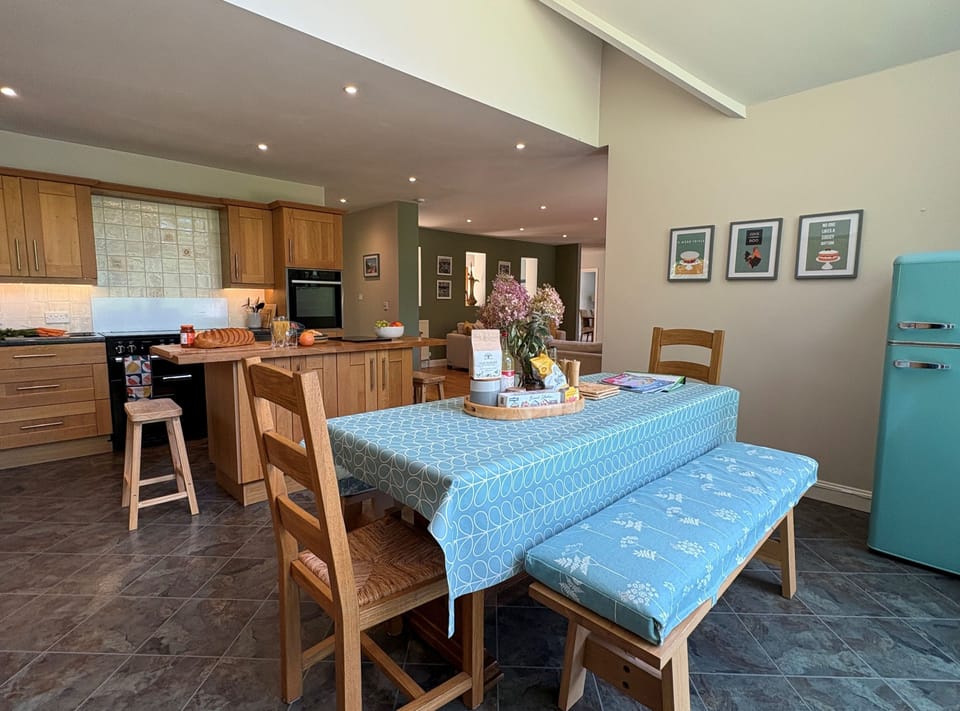 Treetops, Colehill, Wimborne: The kitchen includes a useful breakfast area with table, benches and chairs