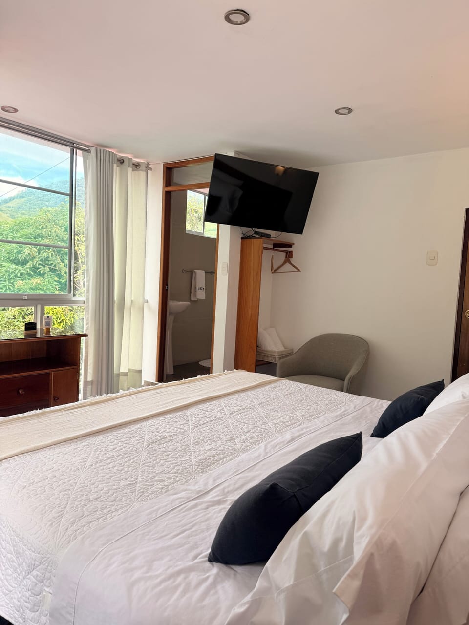 Executive Room | Laptop workspace, bed sheets