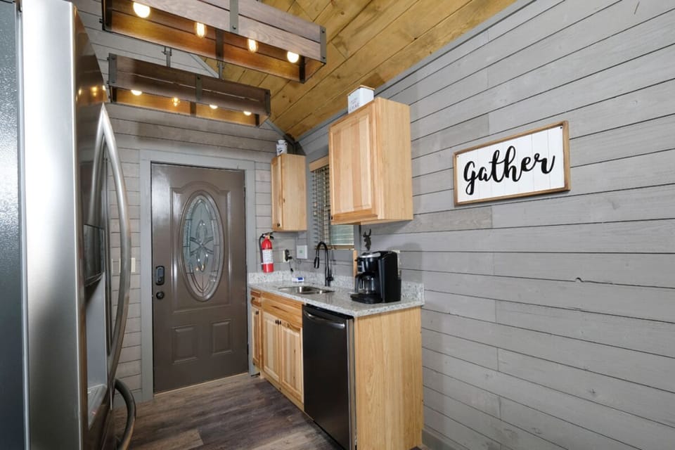 Splash N' Love Shack's fully-equipped kitchen