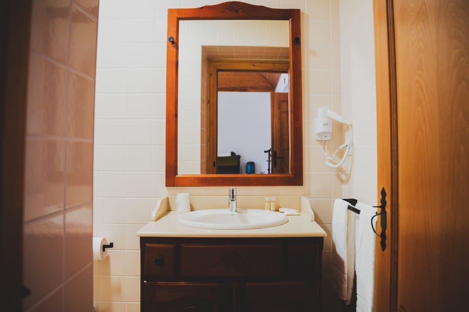 Shower, rainfall showerhead, free toiletries, hair dryer