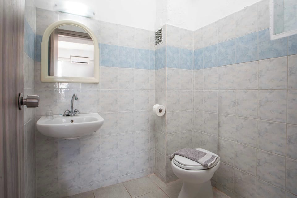 Standard Studio | Bathroom | Shower, hair dryer, towels