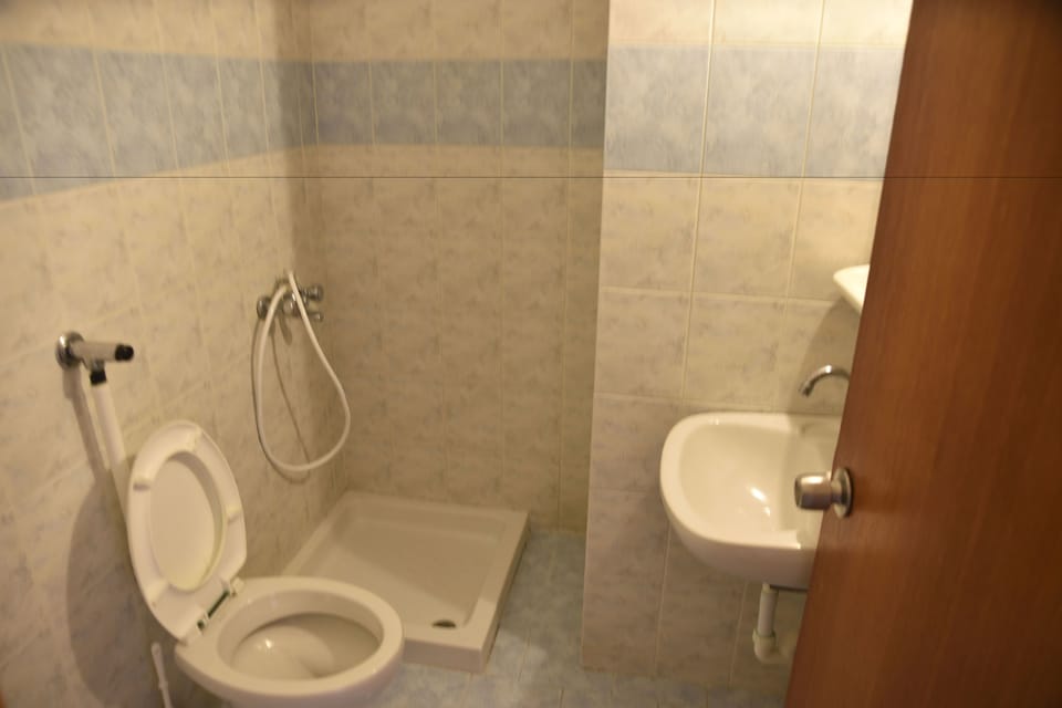 Standard Studio | Bathroom shower