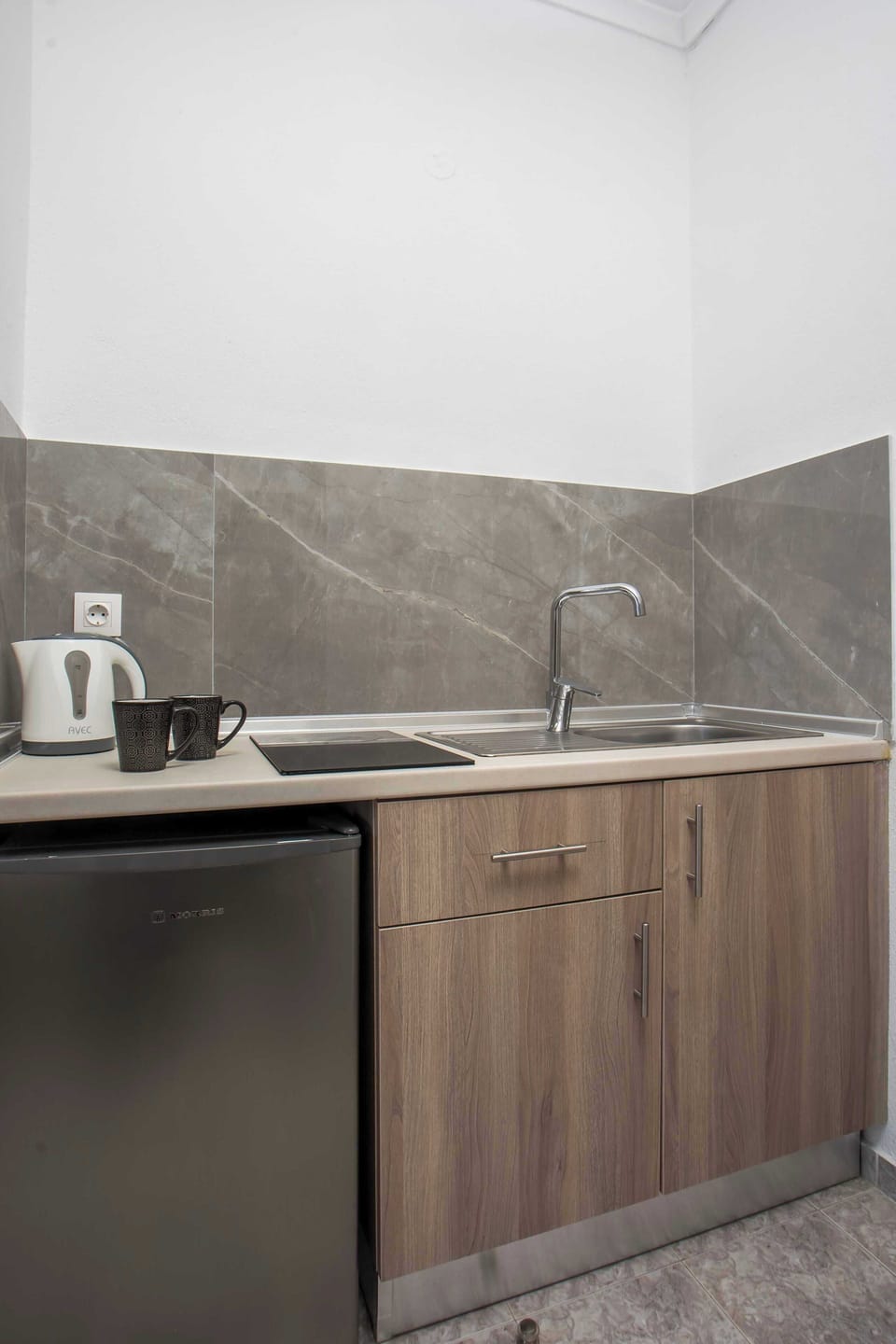 Standard Studio | Private kitchen | Stovetop, electric kettle, cookware/dishes/utensils