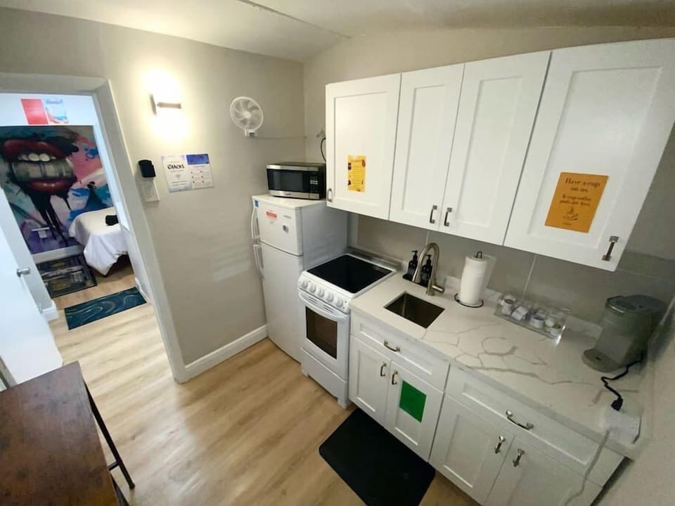 Wynwood's compact gem—a modern kitchen with new appliances, fully stocked essentials, and granite countertops. Despite its size, it's a culinary haven ready for any gastronomic adventure. 