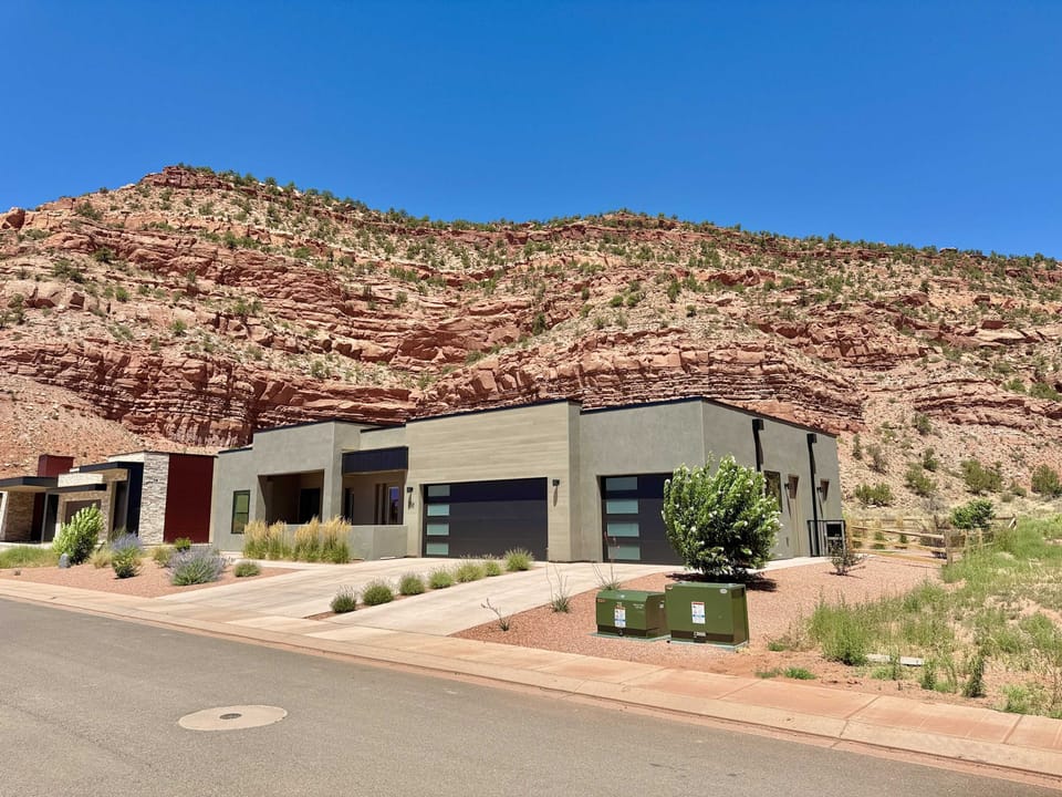 Planning a trip to see the amazing sights of southern Utah? Come stay at Desert Willow in Kanab, where you’ll have red cliff views right outside the door! This 3 BR 3 BA luxury home is pet-friendly and also features a rooftop deck.