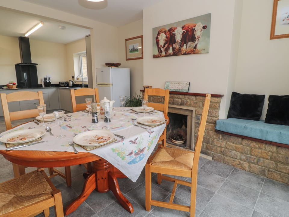 Cottage | Dining