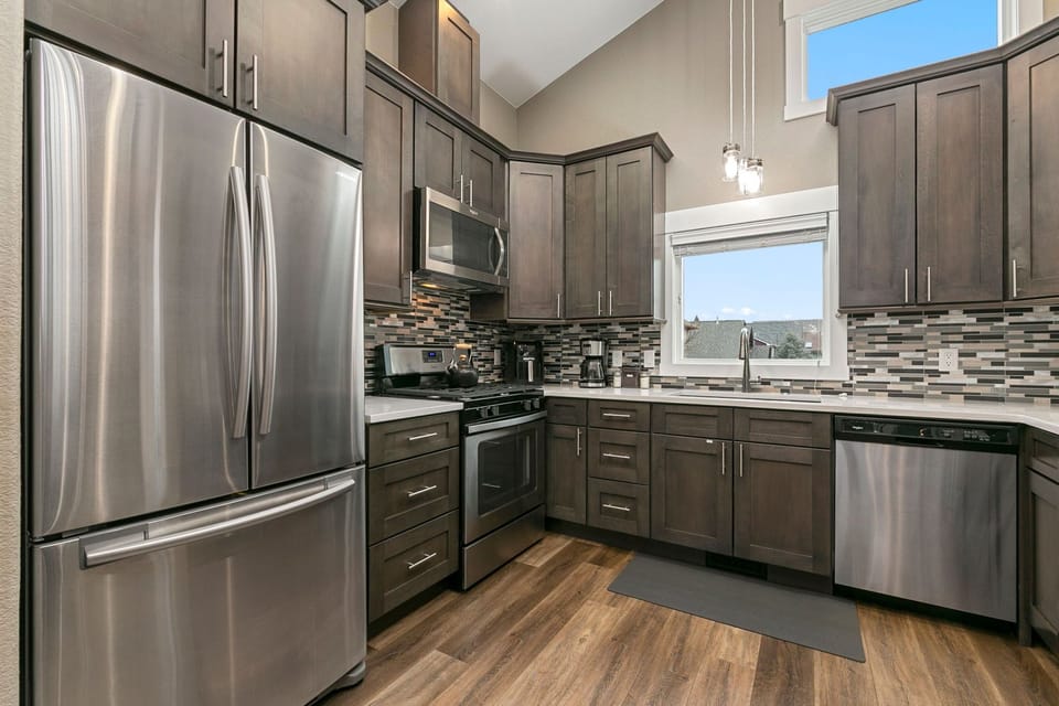 Apartment, 1 Queen Bed, Kitchen, Garden View (415 Mason Court #6B) | Private kitchen | Fridge, microwave, oven, stovetop