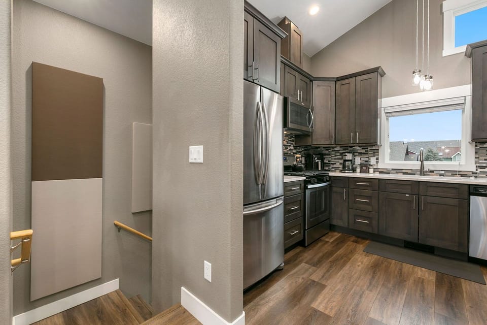 Apartment, 1 Queen Bed, Kitchen, Garden View (415 Mason Court #6B) | Private kitchen | Fridge, microwave, oven, stovetop