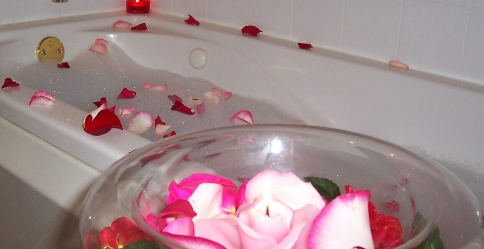 Luxury Room | Bathroom | Separate tub and shower, rainfall showerhead, free toiletries