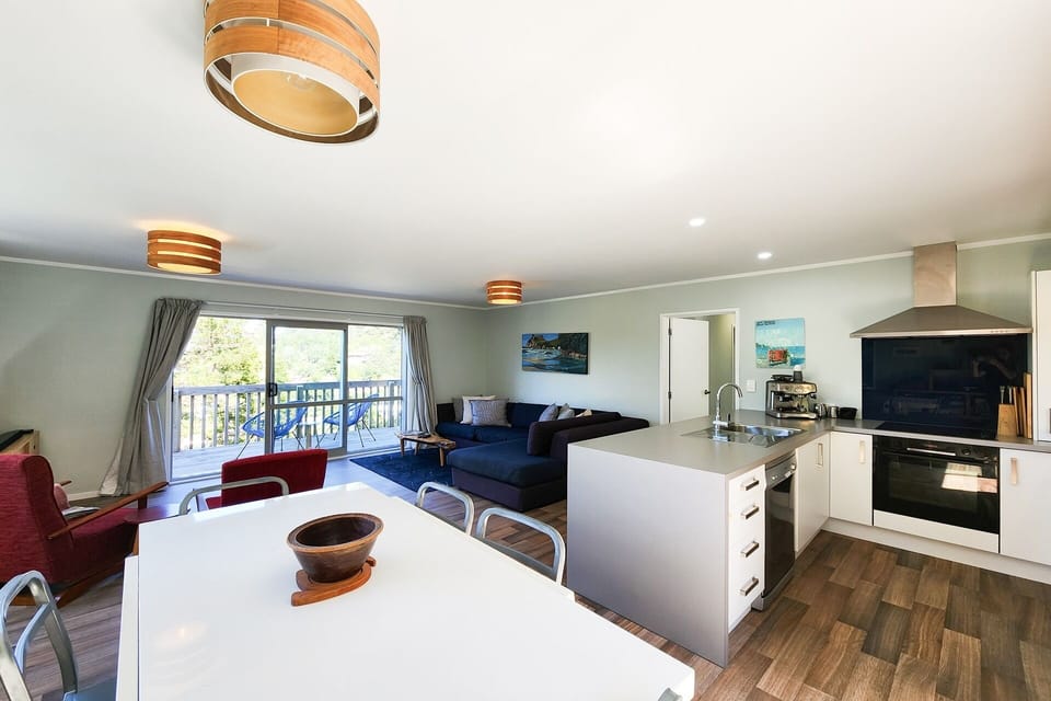 Indoor Dining, Kitchen, Lounge