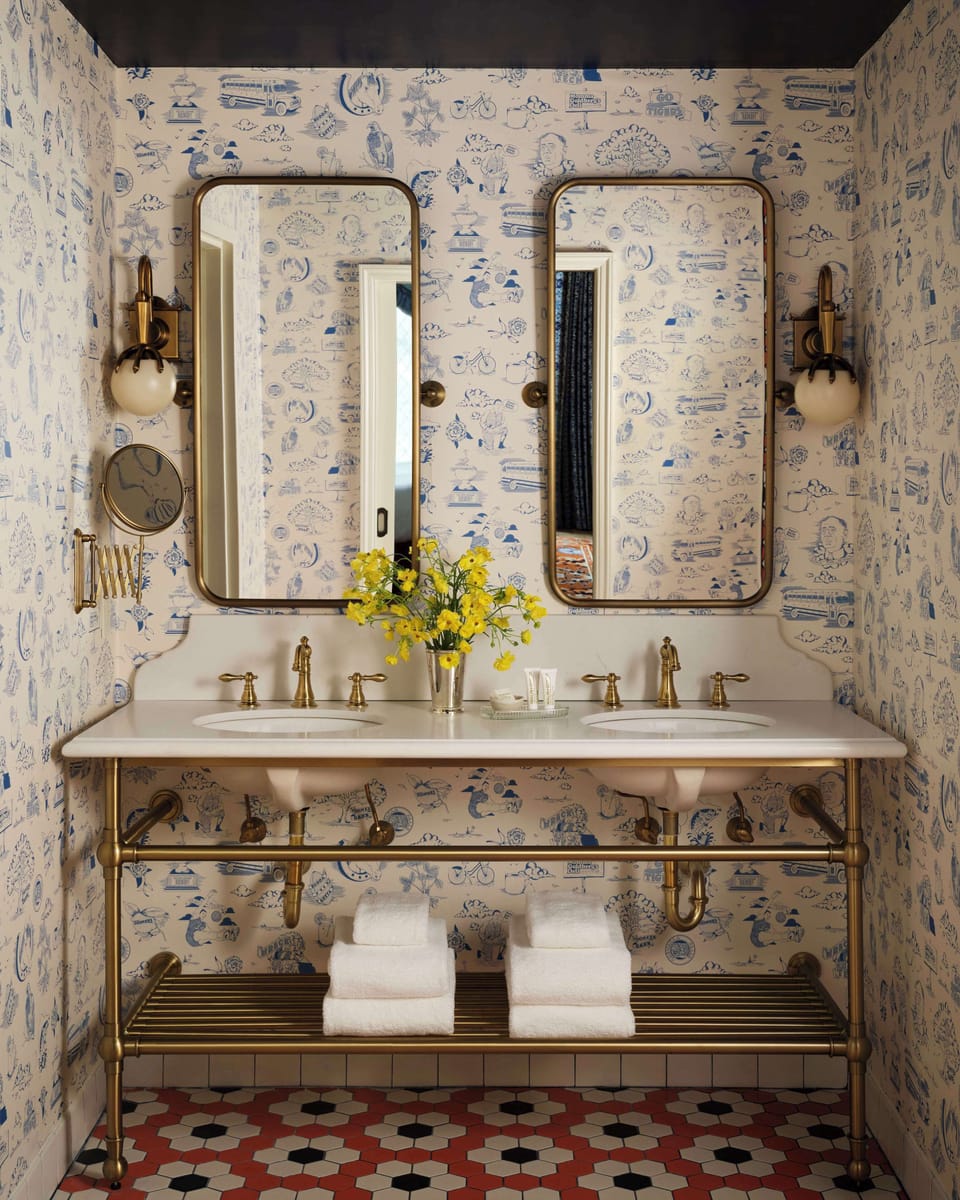 Combined shower/tub, free toiletries, hair dryer, towels