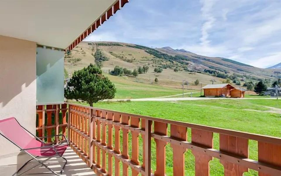 Some units may be equipped with a balcony or a patio - Please let us know if you would like one! Views vary.