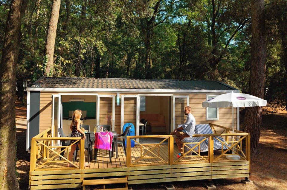 Relax on the spacious wooden terrace while enjoying the tranquility of nature, just a short walk from the beautiful beaches of Saint-Palais-sur-Mer.