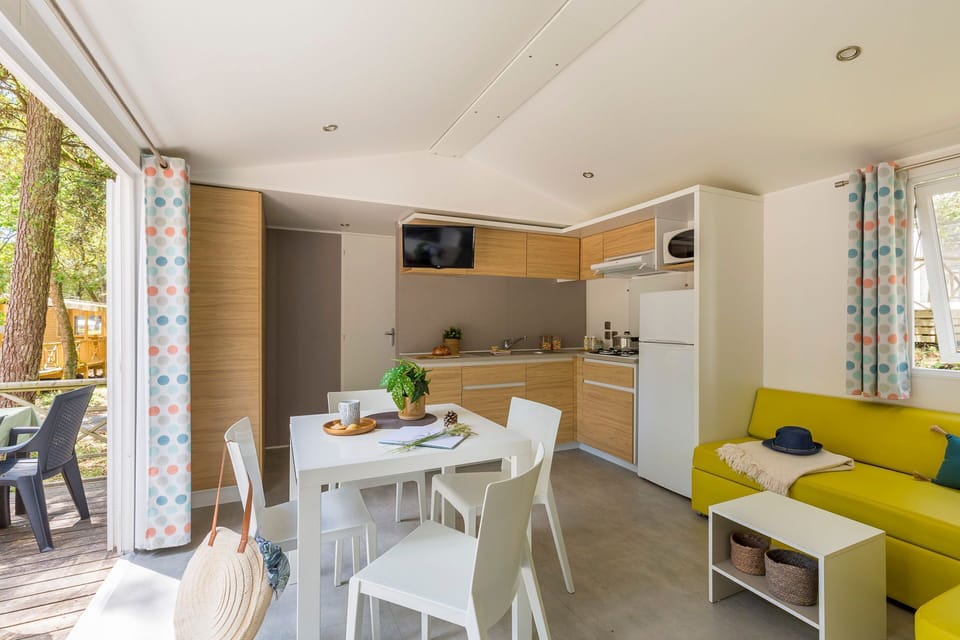 A bright and open living space with a welcoming atmosphere, perfect for relaxing or sharing meals together.
