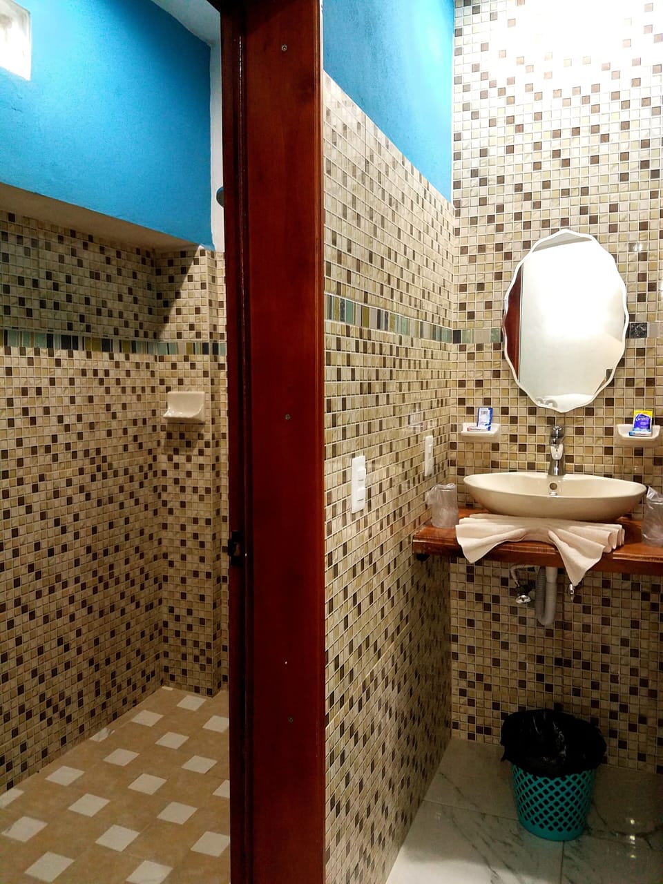 Double Room, Non Smoking | Bathroom | Free toiletries, hair dryer