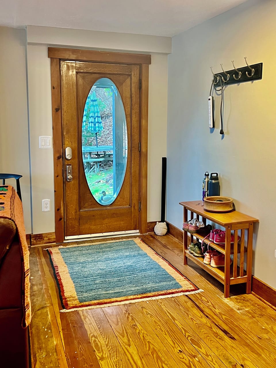 Entryway with area for bags, coats and shoes 