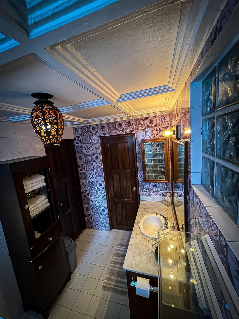 Deluxe Studio Suite, Garden View | Bathroom | Shower, rainfall showerhead, hair dryer (on request), towels