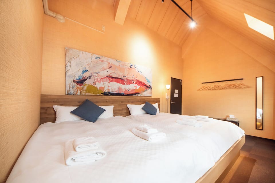 Basic Double Room | Cribs (free), WiFi (free), bed sheets